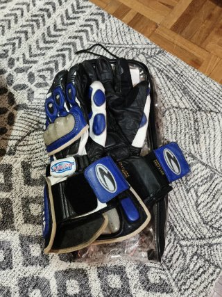 Chaqueta y guantes de moto