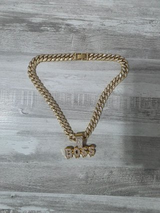 Collar de oro con colgante BOSS