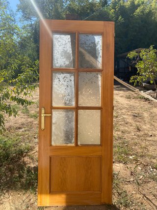 Puerta madera con cristalera