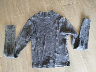 Camiseta gris oscuro manga larga
