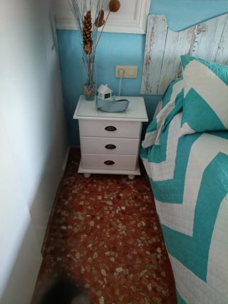 Mueble TV blanco con 2 cajones y dos mesitas dormi