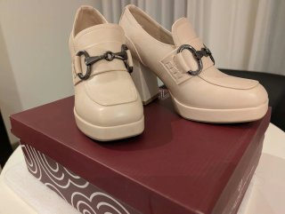 Zapatos de tacón beige con hebilla. Marca Étika.