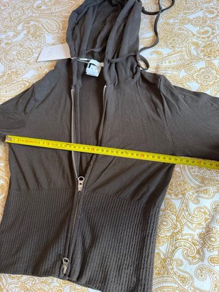 Sudadera Zara con cremallera y capucha