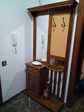 Recibidor de madera con espejo y paragüero