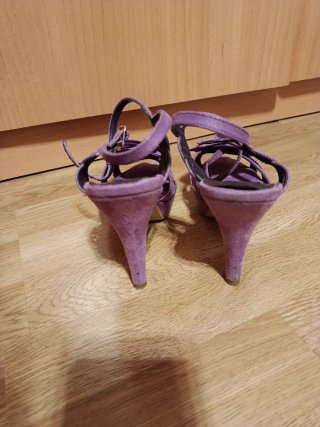 Zapatos de tacón morados con flor