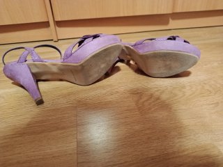 Zapatos de tacón morados con flor