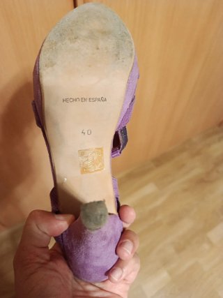 Zapatos de tacón morados con flor