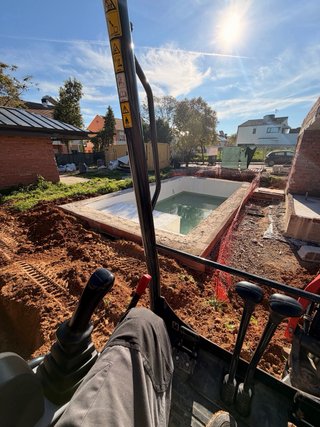 Trabajos de minicargadora y excavadora