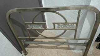 Cama de metal, parecida al niquel, estilo Art Decó