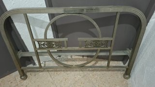 Cama de metal, parecida al niquel, estilo Art Decó
