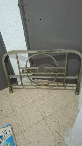 Cama de metal, parecida al niquel, estilo Art Decó