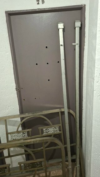 Cama de metal, parecida al niquel, estilo Art Decó