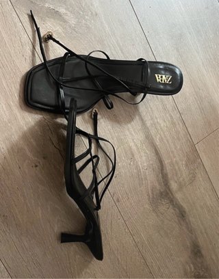 Sandalias con tacón fino Zara