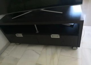 Mesa TV con ruedas y cajones