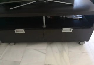 Mesa TV con ruedas y cajones