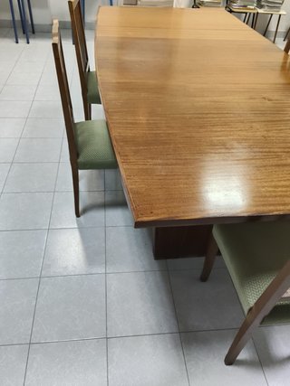 Mesa de comedor y 6 sillas de madera