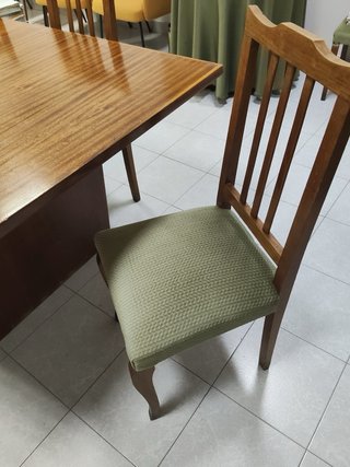Mesa de comedor y 6 sillas de madera
