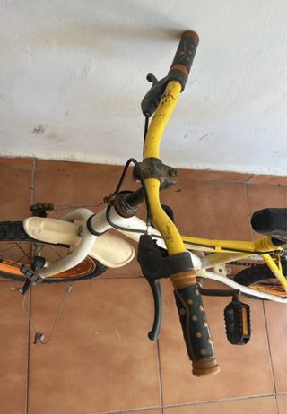 Bicicleta infantil blanca y amarilla