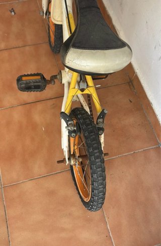 Bicicleta infantil blanca y amarilla