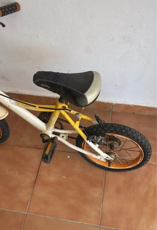 Bicicleta infantil blanca y amarilla
