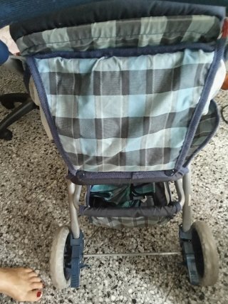Muñeco con carro.