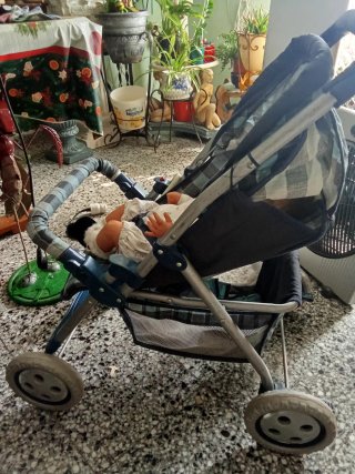 Muñeco con carro.