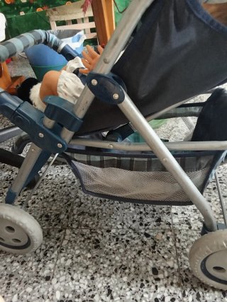 Muñeco con carro.