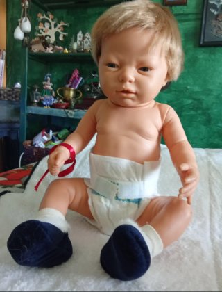 Muñeco con carro.