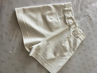 Pantalón corto Zara blanco.