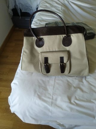 Bolso de mano beige y marrón