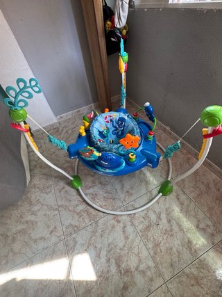 Saltador para bebé con juguetes