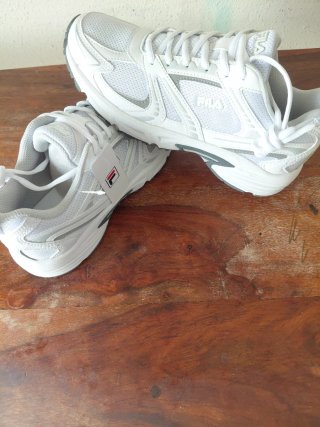 Zapatillas deportivas Fila blancas y grises