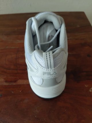 Zapatillas deportivas Fila blancas y grises