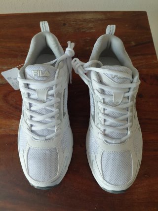 Zapatillas deportivas Fila blancas y grises