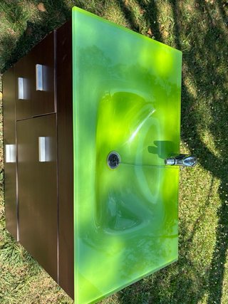 Mueble de baño con lavabo verde
