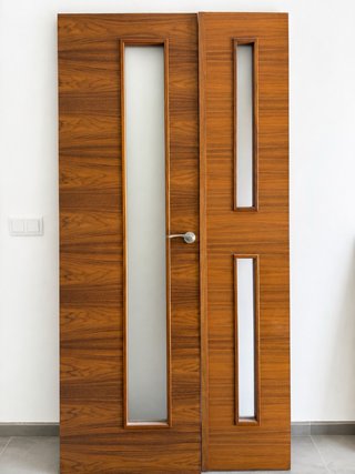 Puerta doble madera nogal con cristal