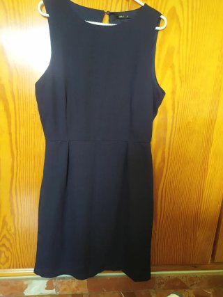 Vestido de cóctel azul marino.  Tela de crepe