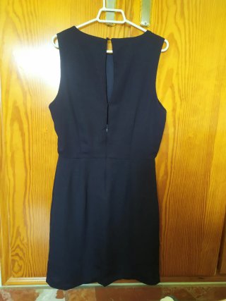 Vestido de cóctel azul marino.  Tela de crepe
