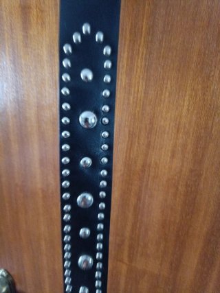 Cinturón negro con tachuelas plateadas