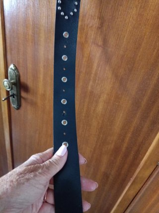 Cinturón negro con tachuelas plateadas