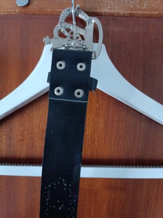 Cinturón negro con tachuelas plateadas