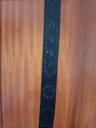 Cinturón negro con tachuelas plateadas