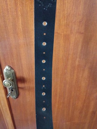 Cinturón negro con tachuelas plateadas