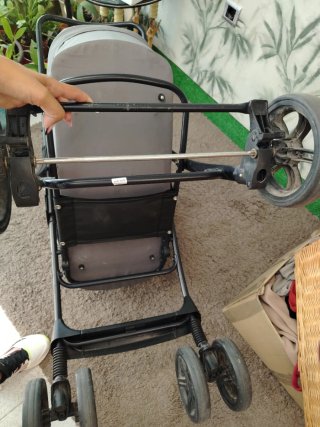 Carrito de bebé gris