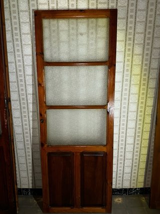 Puerta antigua de madera con cerradura