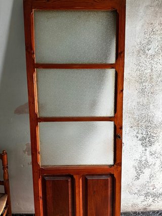 Puerta antigua de madera con cerradura