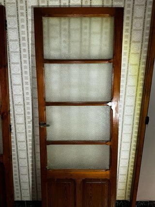 Puerta antigua de madera con cerradura