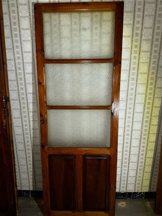 Puerta antigua de madera con cerradura