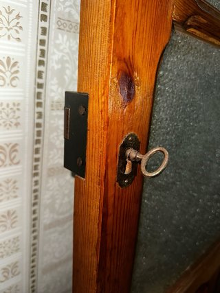 Puerta antigua de madera con cerradura