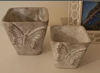 Macetero de piedra con mariposas